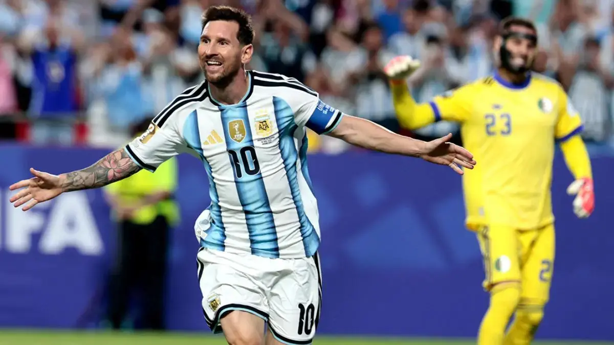 Lionel Messi merayakan salah satu golnya saat Argentina mengalahkan Aljazair 3-0 di Piala Dunia 2026, di tengah kontroversi tekel terhadap Aissa Mandi. (Instagram @afaseleccion)
