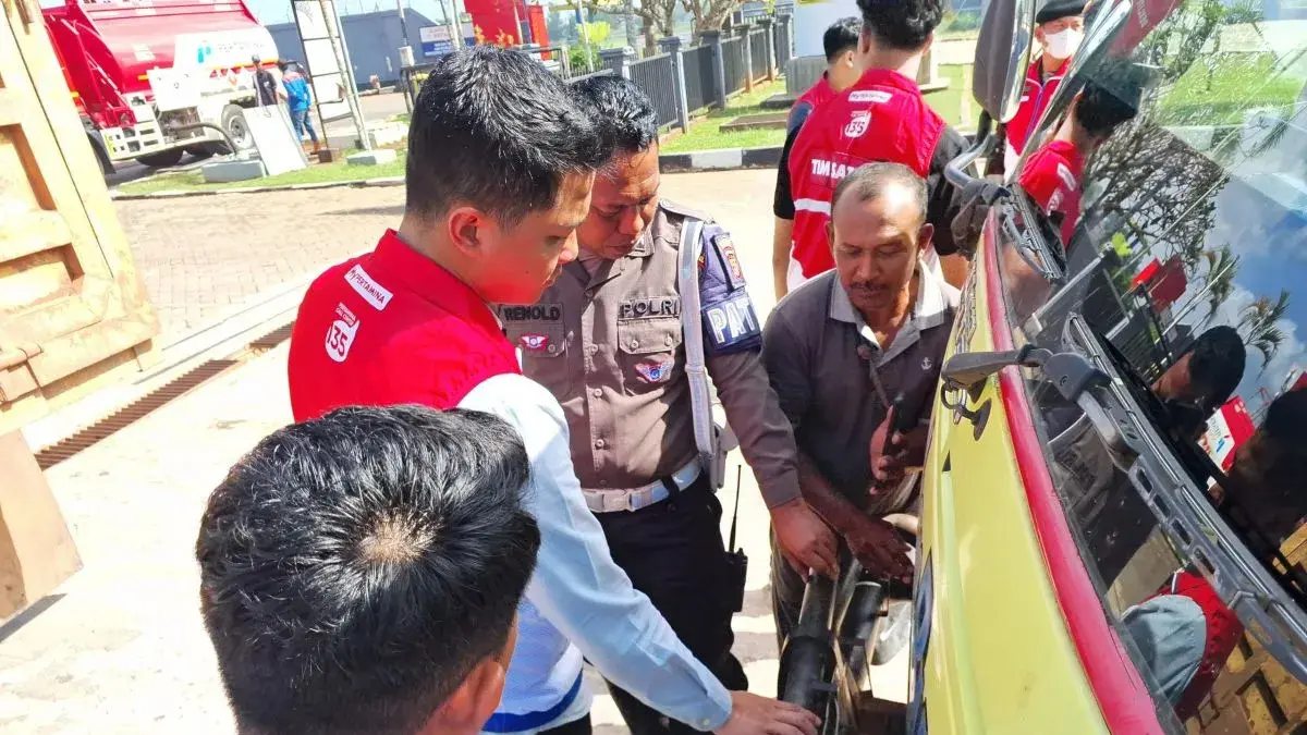 Petugas Pertamina saat melakukan sidak bersama instansi terkait di salah satu SPBU, Kabupaten Merauke, Papua Selatan, Selasa (16/6). (Antara)