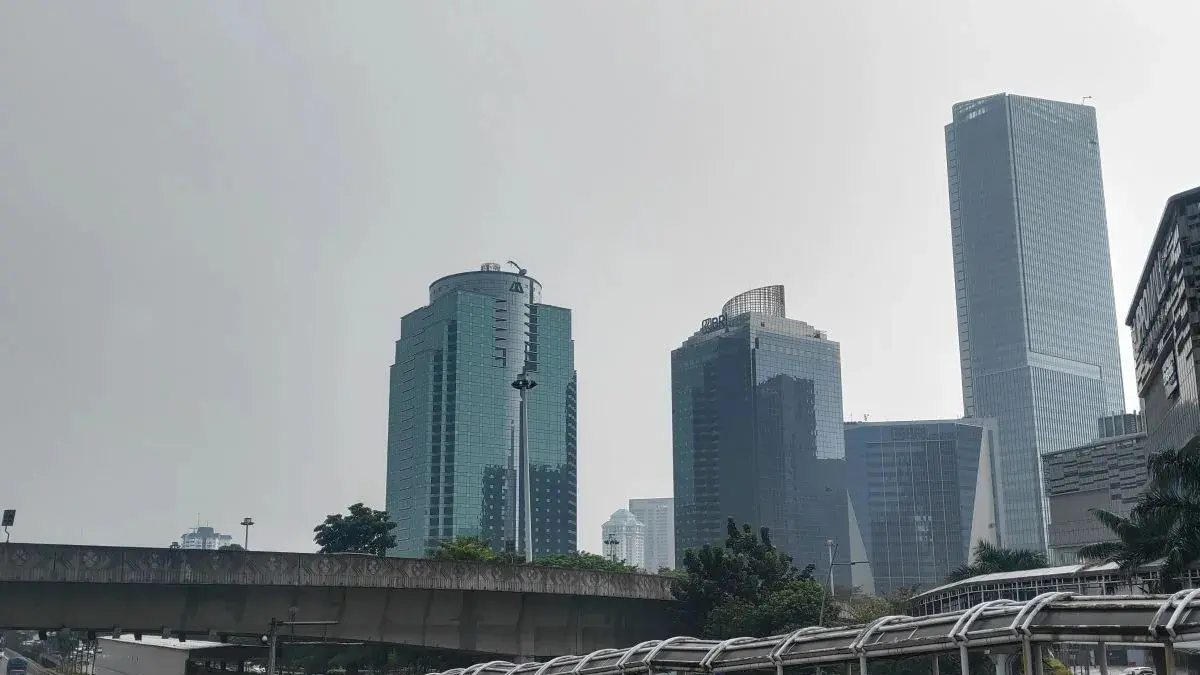 Ilustrasi cuaca cerah berawan di langit Jakarta Selatan (Antara/Ilham Kausar)