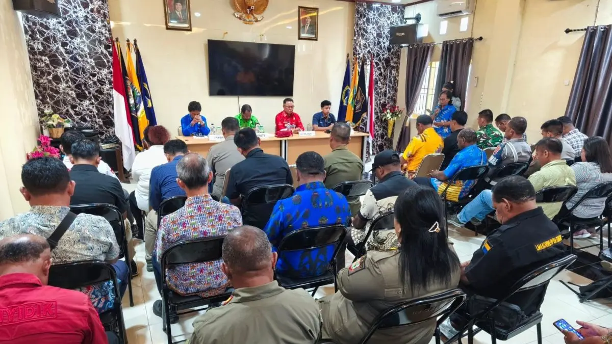 Bupati Nabire Mesak Magai dan Wakil Bupati Nabire Burhanuddin Pawennari memimpin rapat koordinasi distribusi BBM subsidi dengan pihak SPBU, Pertamina dan TNI-Polri di Nabire, Papua Tengah, Kamis (18/6/2026). (Antara/Ali Nur Ichsan)