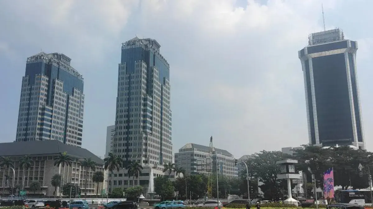 Cuaca terpantau cerah berawan di kawasan Patung Kuda Arjuna Wijaya, Jakarta Pusat. (ANTARA/Ilham Kausar)