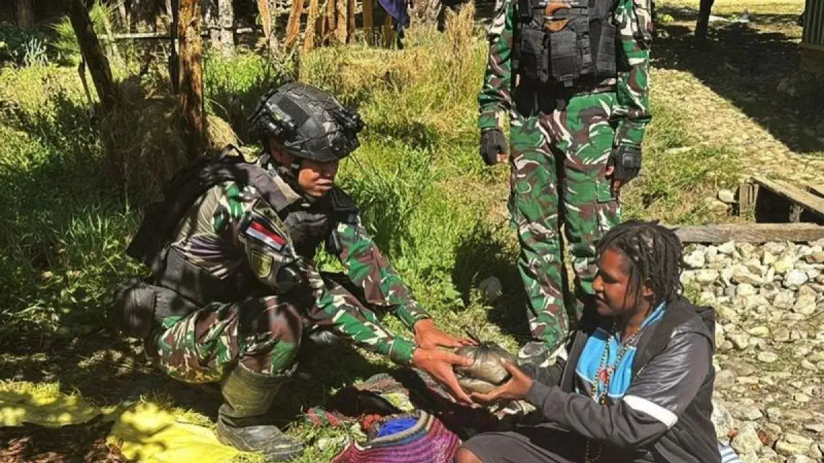 Satgas Pamtas Yonif 511/DY membagikan paket bahan pokok (bapok) kepada warga di Kampung Numbukawi, Distrik Malagai, Kabupaten Lanny Jaya, Papua Pegunungan. (ANTARA/HO-Dok Satgas Yonif 511/DY/am)