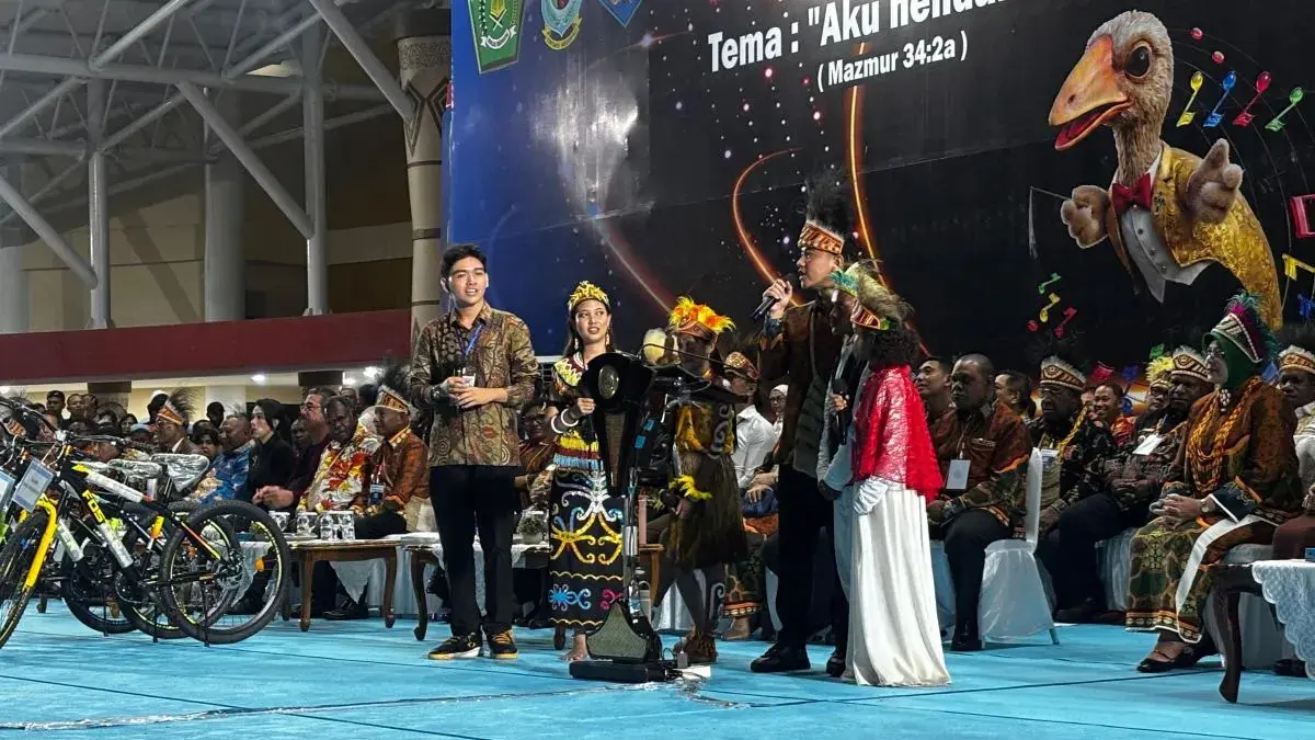 Wapres Gibran Rakabuming Raka (kedua kanan) berdialog dengan lima orang peserta Pesparawi Nasional XIV Tahun 2026 di Manokwari, Papua Barat, Sabtu (20/6/2026). (ANTARA/Prisca Triferna)
