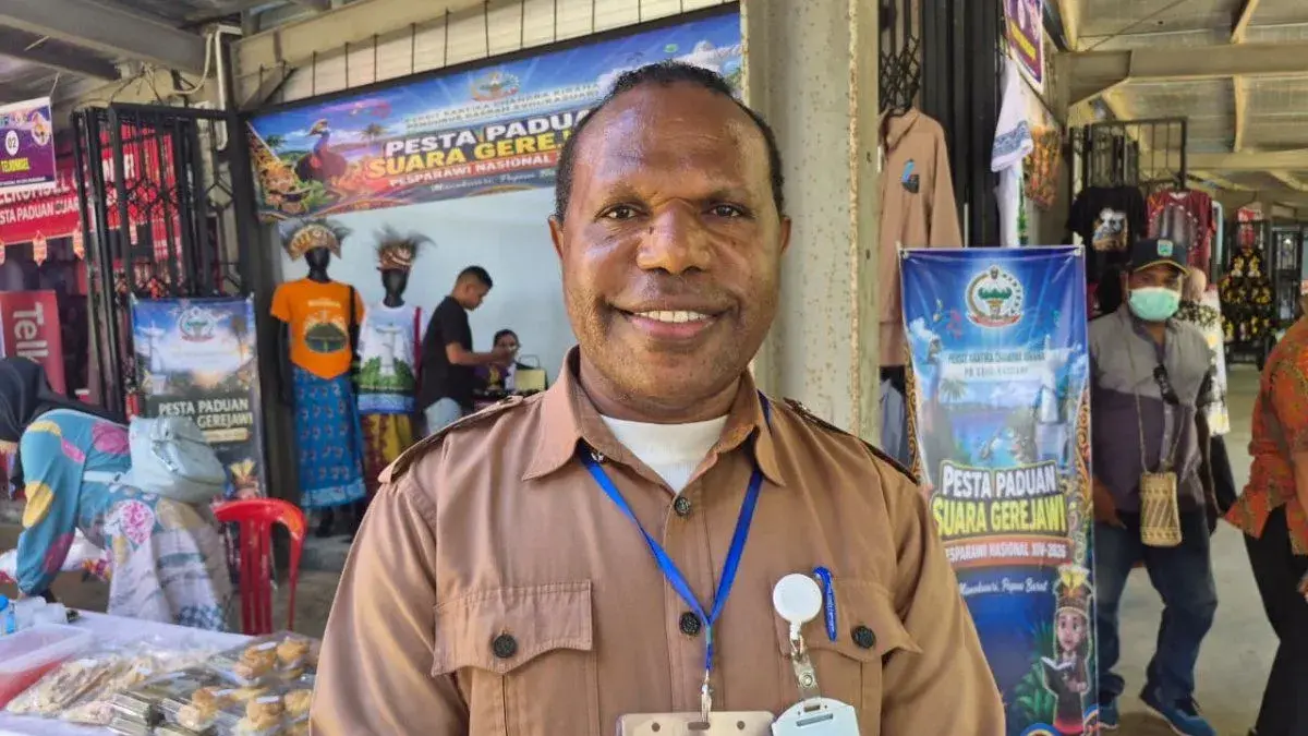Kepala DPMK Provinsi Papua Barat Legius Wanimbo. (Antara)