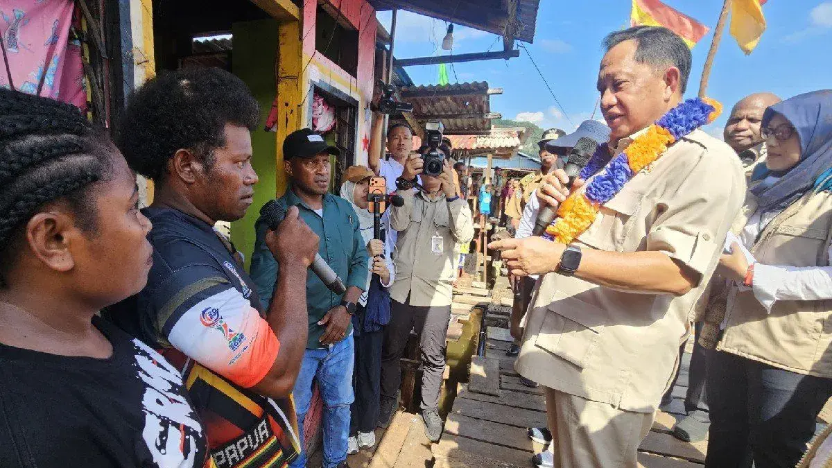 Mendagri Tito Karnavian saat berbincang-bincang dengan salah satu masyarakat di Tanjung Ria, Kota Jayapura, Papua, Senin (22/6). (Antara/Qadri Pratiwi)