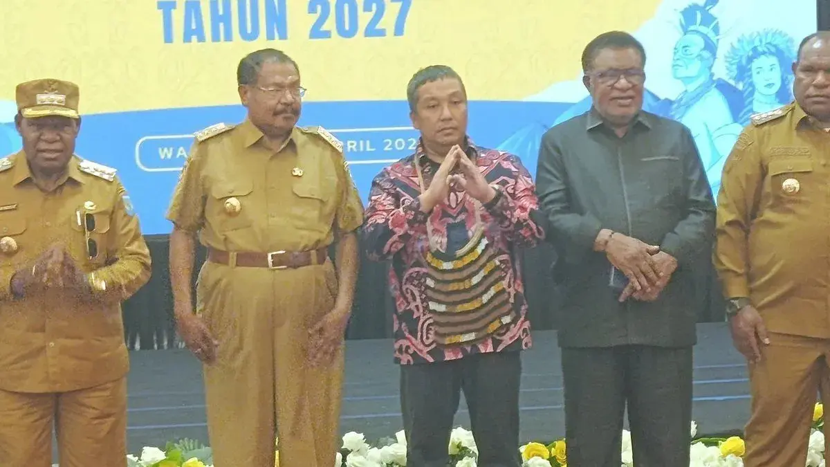 Deputi Bidang Infrastruktur Kementerian PPN/Bappenas Abdul Malik Sadat Idris didampingi Gubernur Papua Pegunungan John Tabo dan Ketua MRP Pegunungan Agus N Hubi dengan menunjukan tangan dengan simbol Papua Pegunungan beberapa waktu lalu di Wamena, Kabupaten Jayawijaya, Papua Pegunungan.  (ANTARA/Yudhi Efendi)