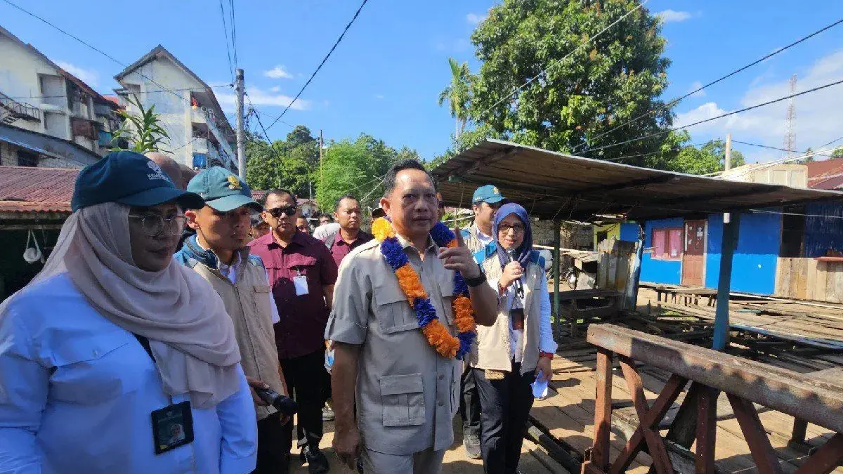 Mendagri Tito Karnavian saat mengecek pelaksanaan program Bantuan Stimulan Perumahan Swadaya (BSPS) di Tanjung Ria, Kota Jayapura, Papua, Senin (22/6). ANTARA/Qadri Pratiwi