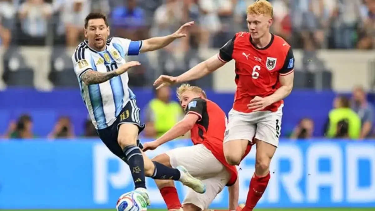 Pelatih Austria Ralf Rangnick melontarkan kritik terhadap keputusan wasit usai kekalahan 0-2 dari Argentina. Ia menilai terjadi pelanggaran sebelum gol pertama Lionel Messi yang seharusnya ditinjau ulang. (Instagram/@afaseleccion)