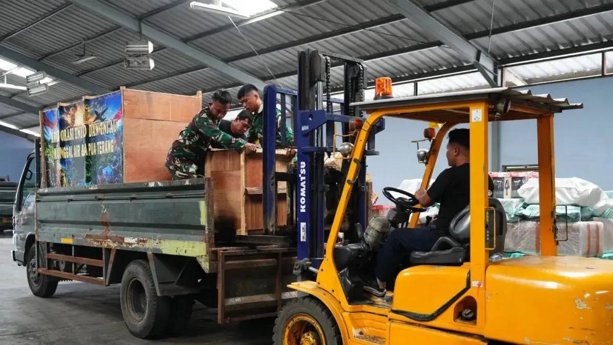 Barang-barang pendukung pembangunan titik air milik TNI AD sedang dipindahkan dari gudang untuk dikirim ke Kabupaten Jayawijaya, Papua Pegunungan dari Lanud Halim Perdanakusuma, Jakarta Timur, Selasa (23/6/2026). (Antara/HO-Humas TNI AD)