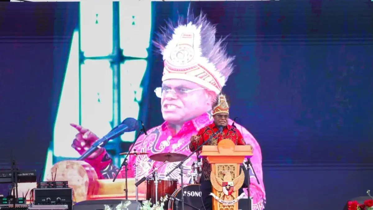 Gubernur Papua Tengah Meki Nawipa saat memberikan sambutan pada Festival Cahaya Kreasi Budaya Pelajar Tahun 2026 di Nabire, Rabu (24/6/2026). (ANTARA)