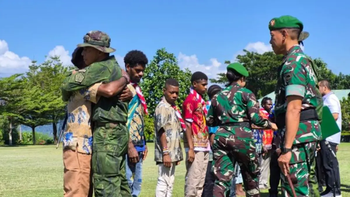Pangkogabwilhan III Letjen TNI Lucky Avianto memeluk salah satu mantan anggota OPM Kodap IV Sorong usai upacara ikrar setia kembali ke pangkuan NKRI yang digelar di Markas Kodam XVIII/Kasuari, Manokwari, Papua Barat, Kamis (25/6/2026). (Antara/Fransiskus Salu Weking)