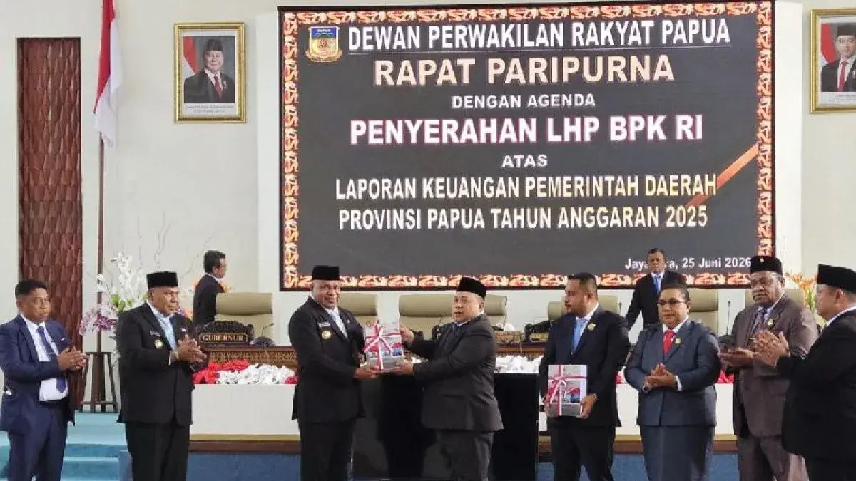 Anggota VI BPK, Fathan Subchi, saat memberikan LKPD) Tahun Anggaran 2025 kepada Gubernur Papua Mathius D Fakhiri bertempat ruang sidang DPR Papua, Kota Jayapura, Kamis (25/6) (Antara/Qadri Pratiwi)