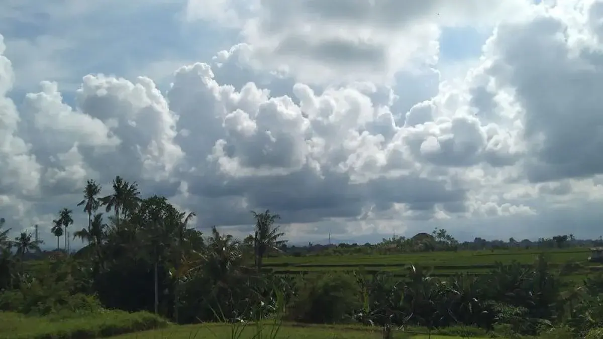 Cuaca berawan di kawasan Gianyar, Bali. (ANTARA/Dewa Ketut Sudiarta Wiguna/am)