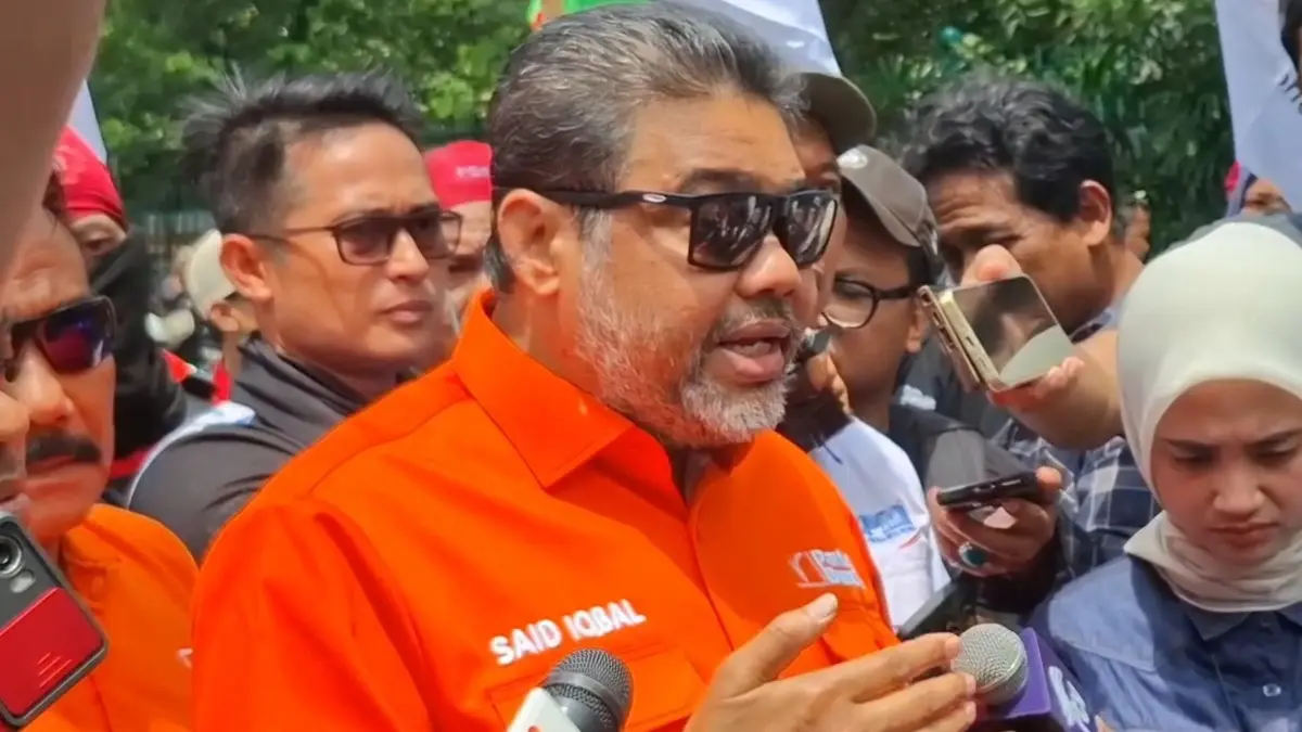 Presiden Partai Buruh sekaligus Presiden KSPI Said Iqbal meluapkan amarahnya terhadap ketatnya pengamanan aksi unjuk rasa buruh di sekitar Istana Negara, Senin (29/12). (Ryandi Zahdomo/JawaPos.com)