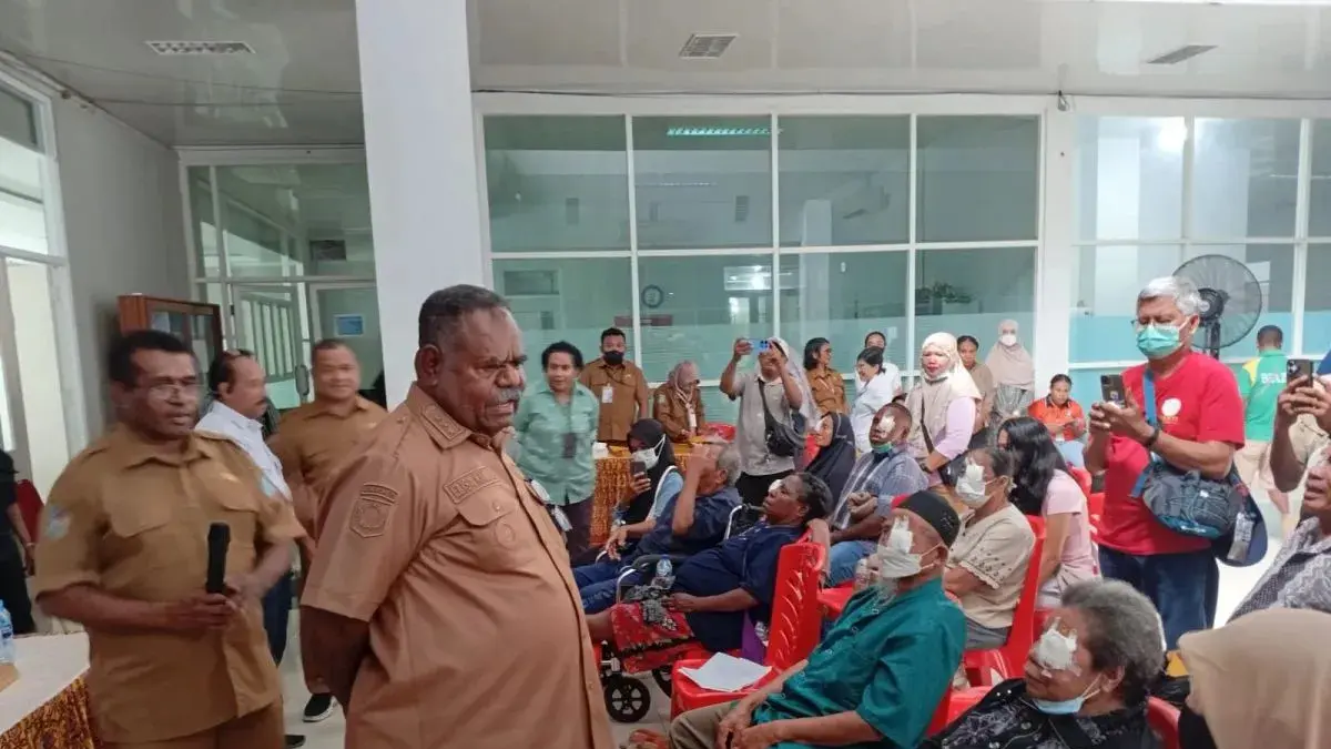 Gubernur Papua Barat Daya, Elisa Kambu menyapa para pasien di RSUD John Piet Wanane Kabupaten Sorong, Senin (29/62026) (Antara/Yuvensius Lasa Banafanu)
