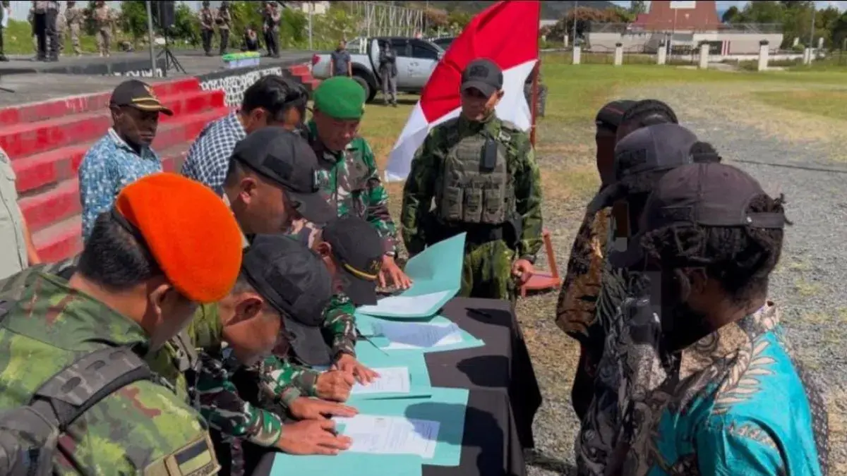 Lima  anggota OPM Kodap XXVIII dari Distrik Mewoluk, Kabupaten Puncak Jaya secara sukarela menandatangani dokumen kesetiannya  kembali ke pangkuan  NKRI di Kota Mulia, Kabupaten Puncak Jaya. (ANTARA/ HO-Koops TNI Habema)