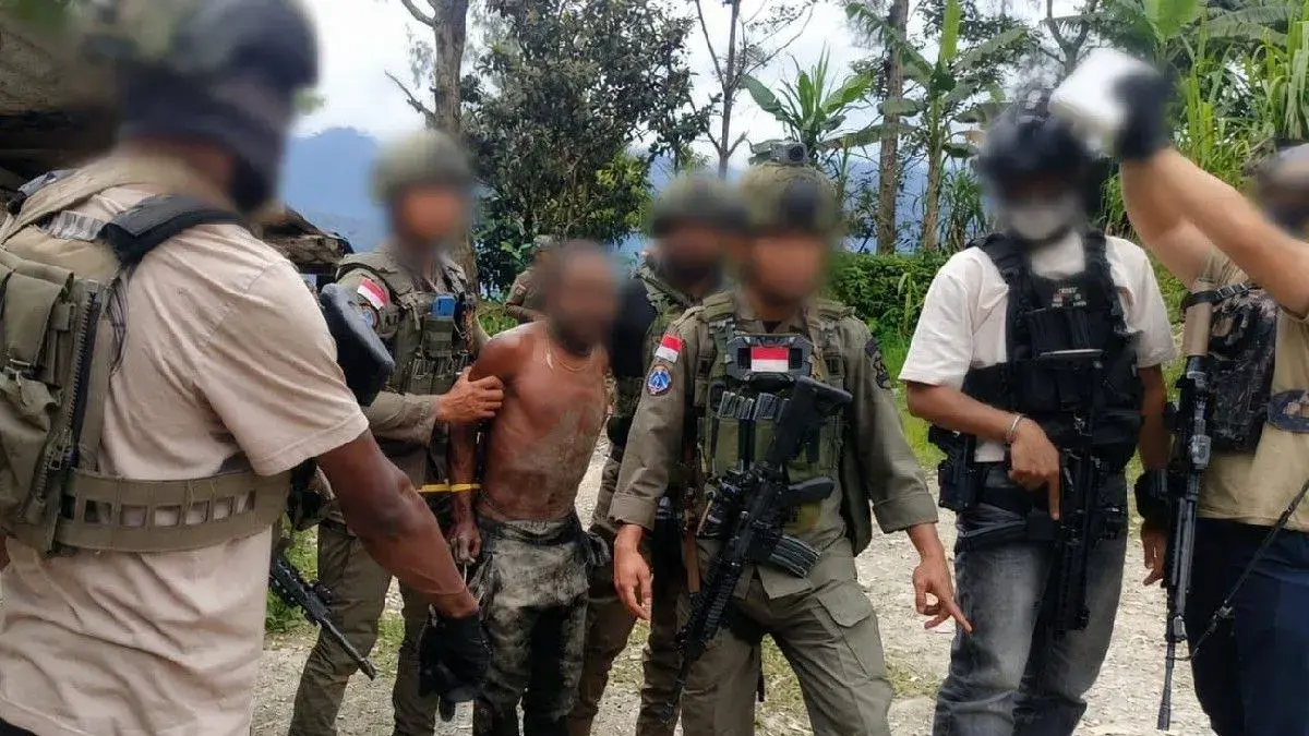 Personel Satgas ODC-2026 menangkap PP, anggota KKB Intan Jaya yang ditangkap di Kampung Bajemba, Distrik Sugapa, Kabupaten Intan Jaya, Rabu (24/6/2026). (ANTARA/HO-Satgas Damai Cartenz)