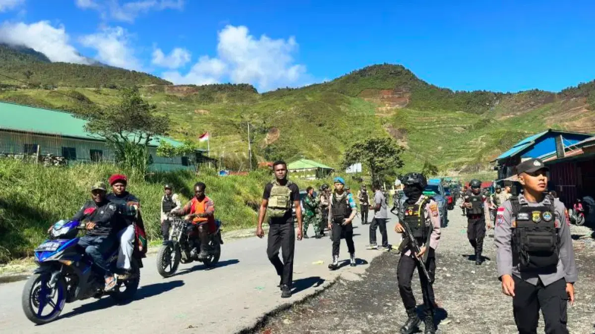 Aparat gabungan TNI dan Polri menyita 16 bilah senjata tajam, satu pucuk senapan angin, satu busur beserta anak panah, serta enam ketapel dalam patroli skala besar dan razia yang digelar di wilayah hukum Polres Puncak Jaya. (antara).