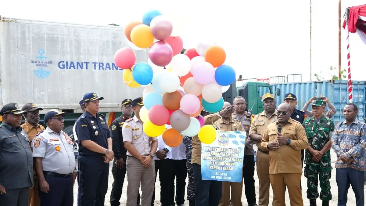 Gubernur Papua Tengah Meki Fritz Nawipa secara simbolis melepaskan ekspor perdana ikan Bawal dari Pelabuhan PPI Pomako Kabupaten Mimika, Selasa (30/6/2026). (ANTARA/Marselinus Nara)