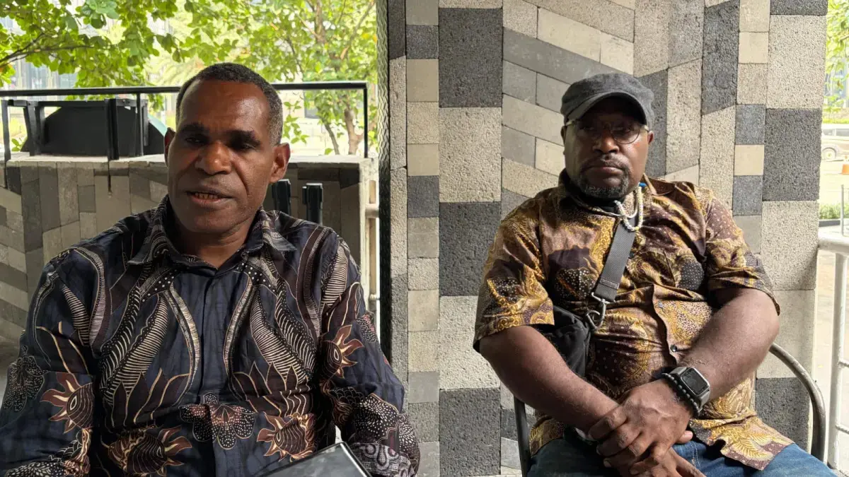 Perwakilan masyarakat adat Papua yang tergabung dalam Forum Pemilik Hak Sulung (FPHS) dan Lembaga Masyarakat Adat (LMA) Tsingwarop mendatangi salah satu kantor Badan Usaha Milik Negara (BUMN) di Jakarta, Senin (29/6). (Muhamad Ridwan/JawaPos.com).