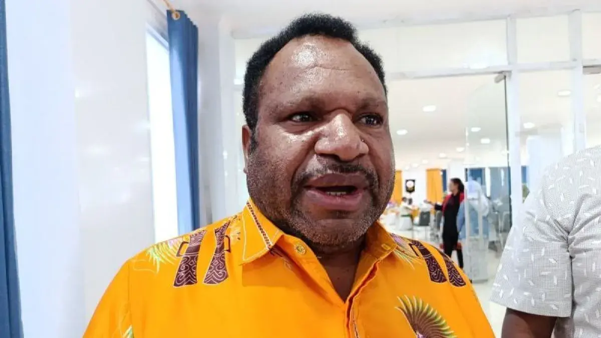 Plt Kepala Disperindag Kabupaten Jayawijaya Lekius Yikwa diwawancarai wartawan di Wamena, Kabupaten Jayawijaya terkait strategi dalam pengisian BBM bersubsidi. (ANTARA/Yudhi Efendi)