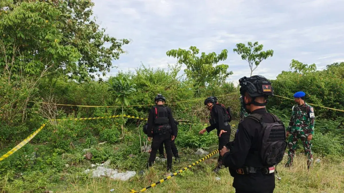 Tim Jibom Detasemen Gegana Brimob Polda Papua musnahkan dua granat di Kabupaten Jayapura. (ANTARA/HO-Humas Polres Jayapura)