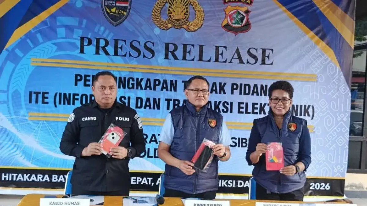 Pelimpahan atau penyerahan dua tersangka korupsi dilingkungan BKD Kabupaten Waropen hingga menyebabkan kerugian negara sebesar Rp1,3 miliar ke jaksa di Kejati Papua. (ANTARA/HO-Dokumentasi Pribadi)