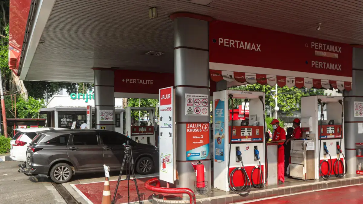 Pertamina Patra Niaga menurunkan harga BBM nonsubsidi mulai 1 Juli 2026. Pertamax Turbo, Dexlite, Pertamina Dex, dan Avtur mengalami penurunan harga. (Salman Toyibi/Jawa Pos)
