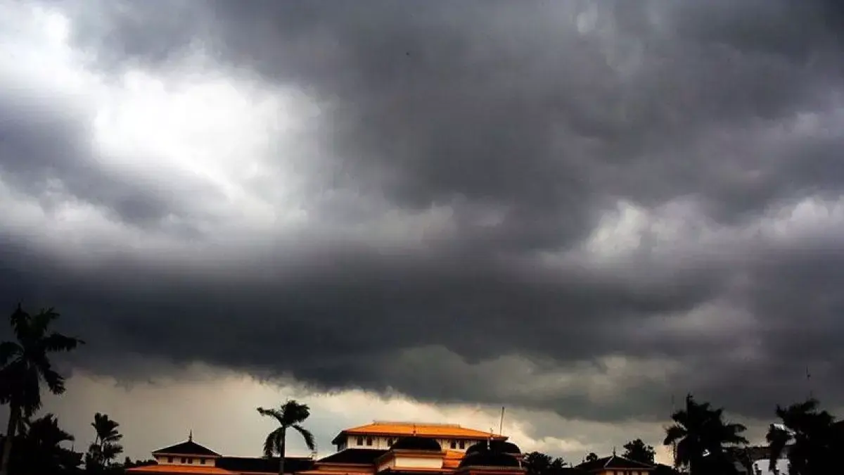 Saat awan hitam menyelimuti Kota Medan beberapa waktu lalu. (Irsan Mulyadi/ANTARA)