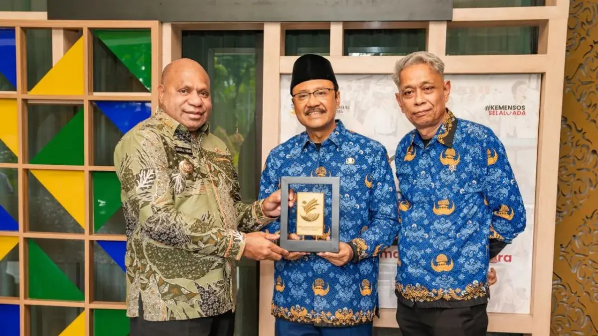Gubernur Papua Mathius D. Fakhiri saat berfoto bersama dengan Menteri Sosial Republik Indonesia Saifullah Yusuf di Jakarta, Senin (29/6/2026). (ANTARA)