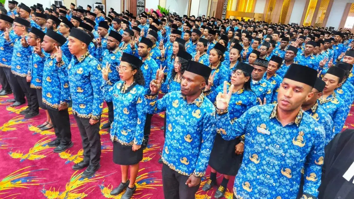 PNS di lingkup Pemprov Papua Tengah saat mengikuti prosesi penyerahan SK PNS Formasi 2024 dan pengambilan sumpah janji PNS di Nabire, Rabu (1/7/2026). (ANTARA/Ali Nur Ichsan)