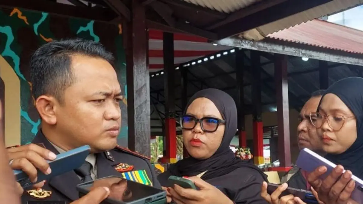 Kapolres Mimika AKBP Billyandha Hildiario Budiman (kanan) saat diwawancarai oleh awak media di Timika, Rabu (01/07/2026). (ANTARA/Handayani)