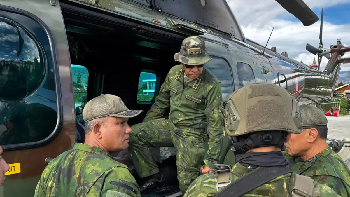 Pangkogabwilhan III Letjen TNI Lucky Avianto turun langsung ke Yahukimo untuk memastikan evakuasi jenazah pilot berpaspor AS yang diserang OPM berjalan dengan baik. (Kogabwilhan III)
