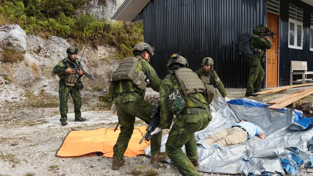 Personel Koops Habema TNI melakukan evakuasi jenazah pilot pesawat PT AMA Nicholas F Goselin (29) yang diduga ditembak oleh anggota KKB, di Balinggama, Distrik Sobaham, Kabupaten Yahukimo, Papua Pegunungan, Kamis (2/7/2026). (ANTARA/HO-Koops Habema TNI)