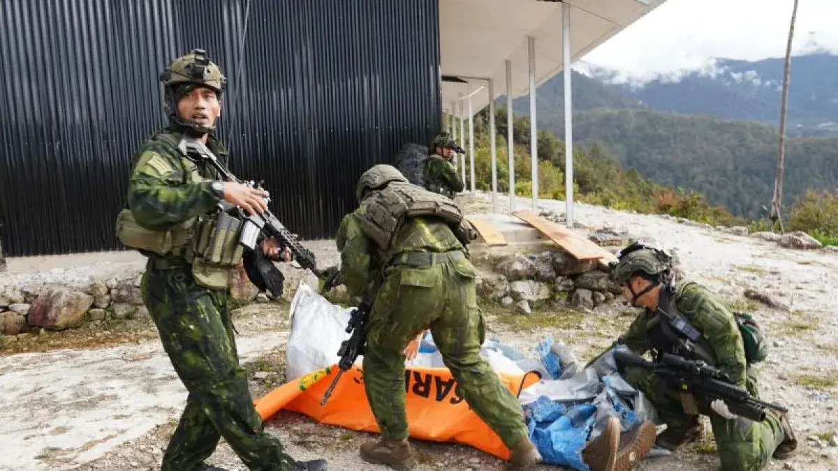 Personel Koops TNI Habema melakukan evakuasi jenazah pilot pesawat PT AMA, Nicholas F Goselin (29) yang diduga ditembak oleh anggota KKB, di Balinggama, Distrik Sobaham, Kabupaten Yahukimo, Papua Pegunungan, Kamis (2/7/2026). (ANTARA/HO-Koops TNI Habema)