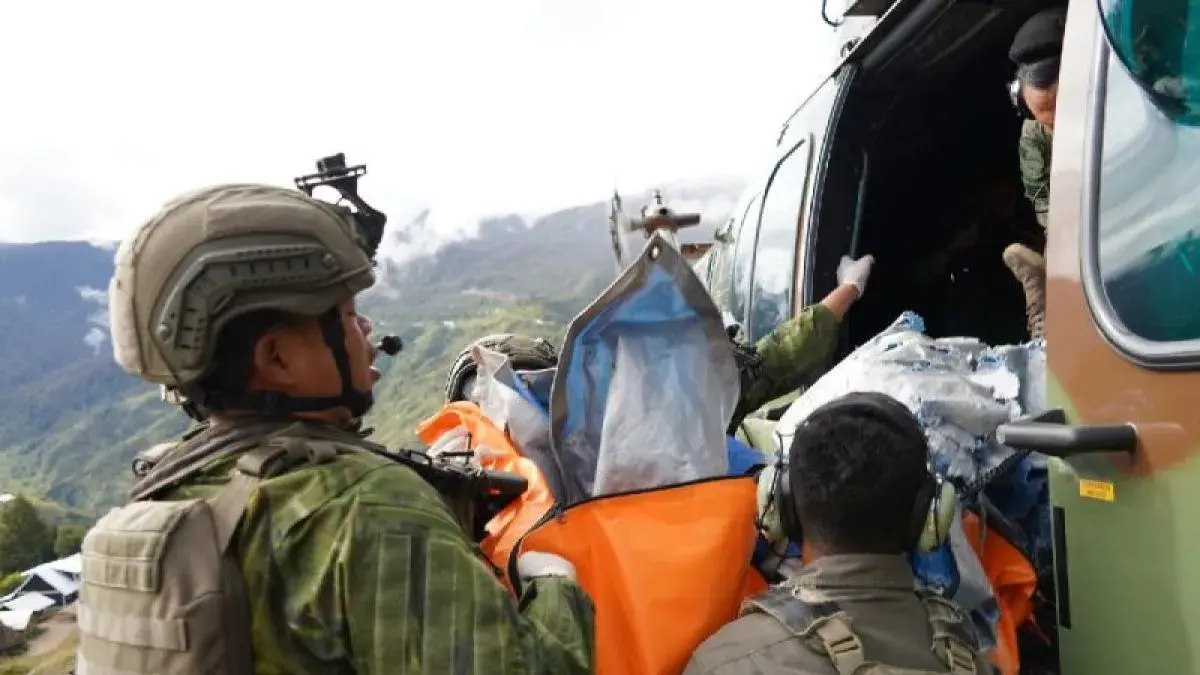 Personel Koops TNI Habema saat mengevakuasi jenazah pilot berkebangsaan Amerika Serikat yang ditembak kelompok kriminal bersenjata (KKB) di Balinggama, Kabupaten Yahukimo. (ANTARA/HO/Dok Koops Habema)
