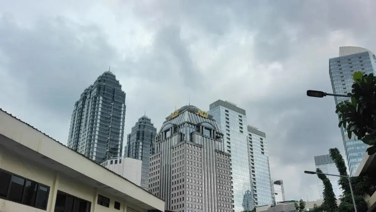Ilustrasi - Langit cerah berawan di kawasan SCBD, Jakarta Selatan. (ANTARA/Ilham Kausar)