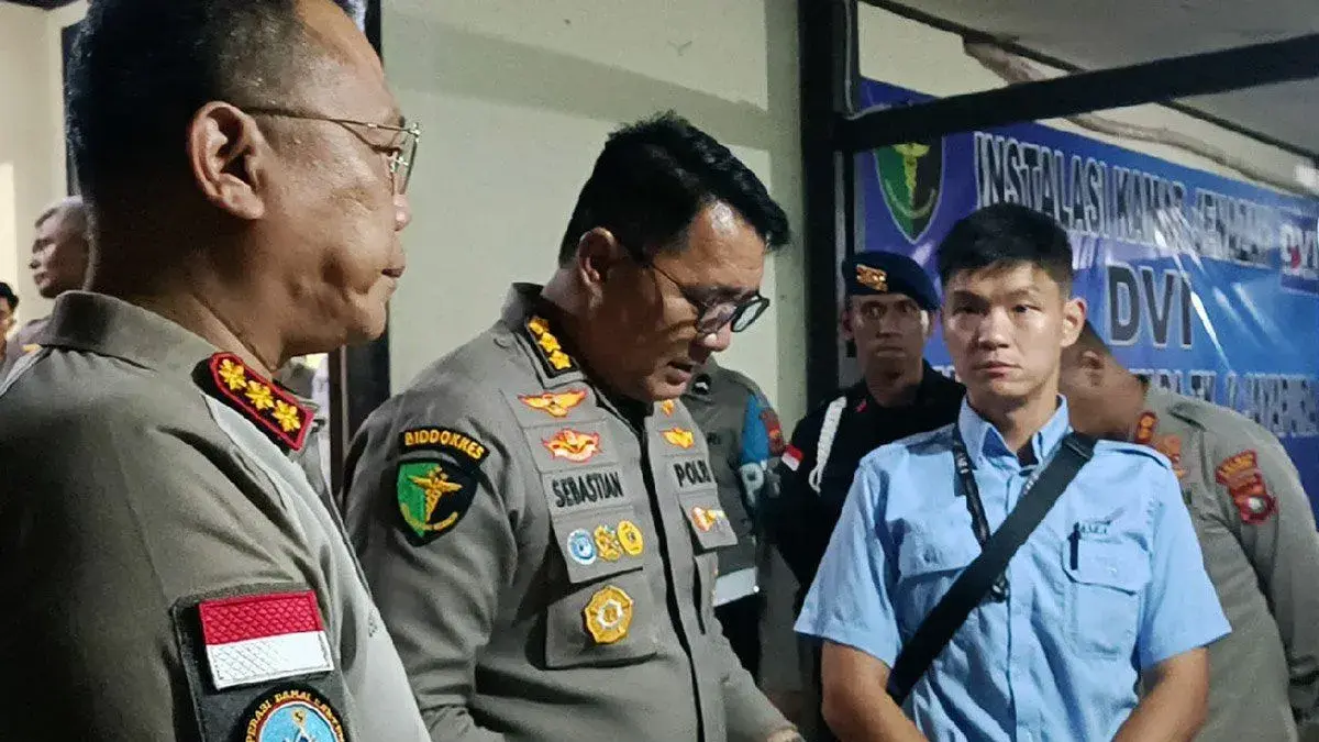 Karumkit Bhayangkara Jayapura Kombes Dr Sebastian Romi saat menyerahkan hasil autopsi jenazah Pilot Nicholas Gosselin ke perwakilan AMA di Jayapura, Sabtu (4/7/2026). (ANTARA/HO-Satgas Damai Cartenz/am)