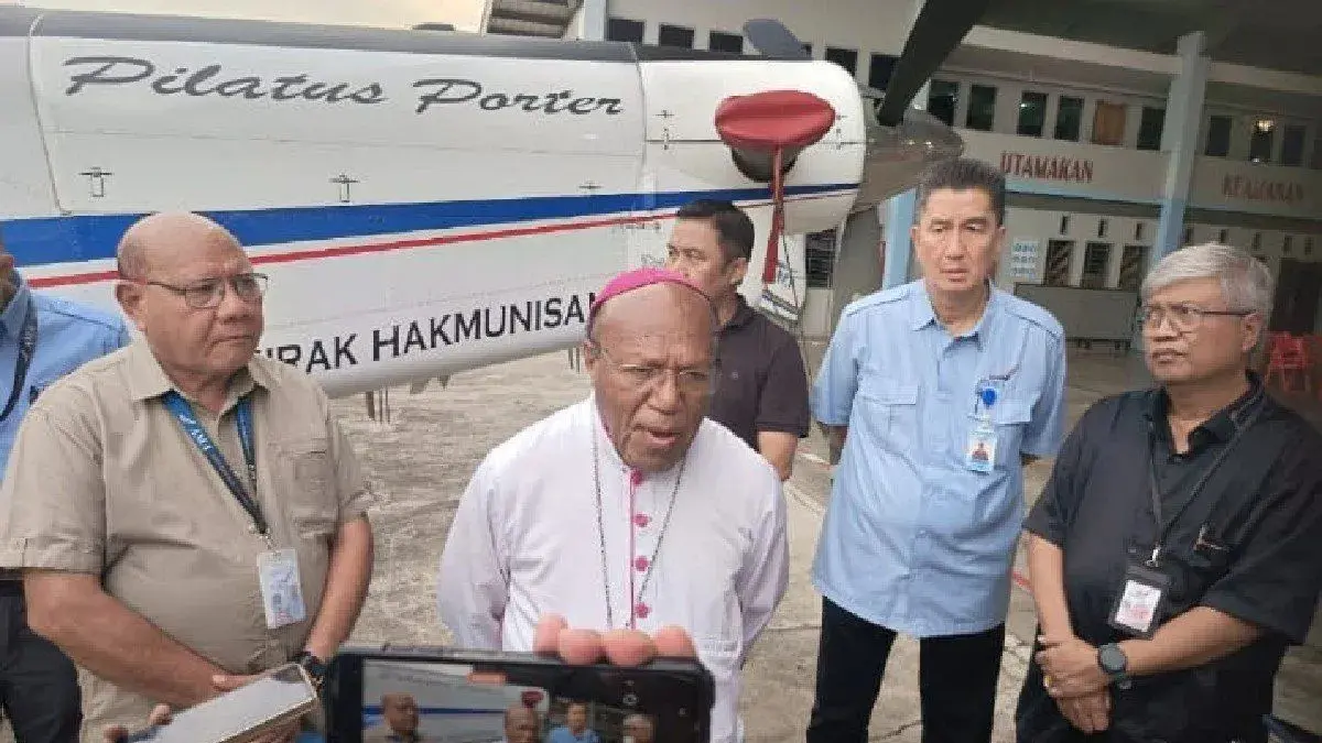 Direktur Utama (Dirut) PT AMA Bob Kayadu (kemeja cokelat). (ANTARA/Evarukdijati)