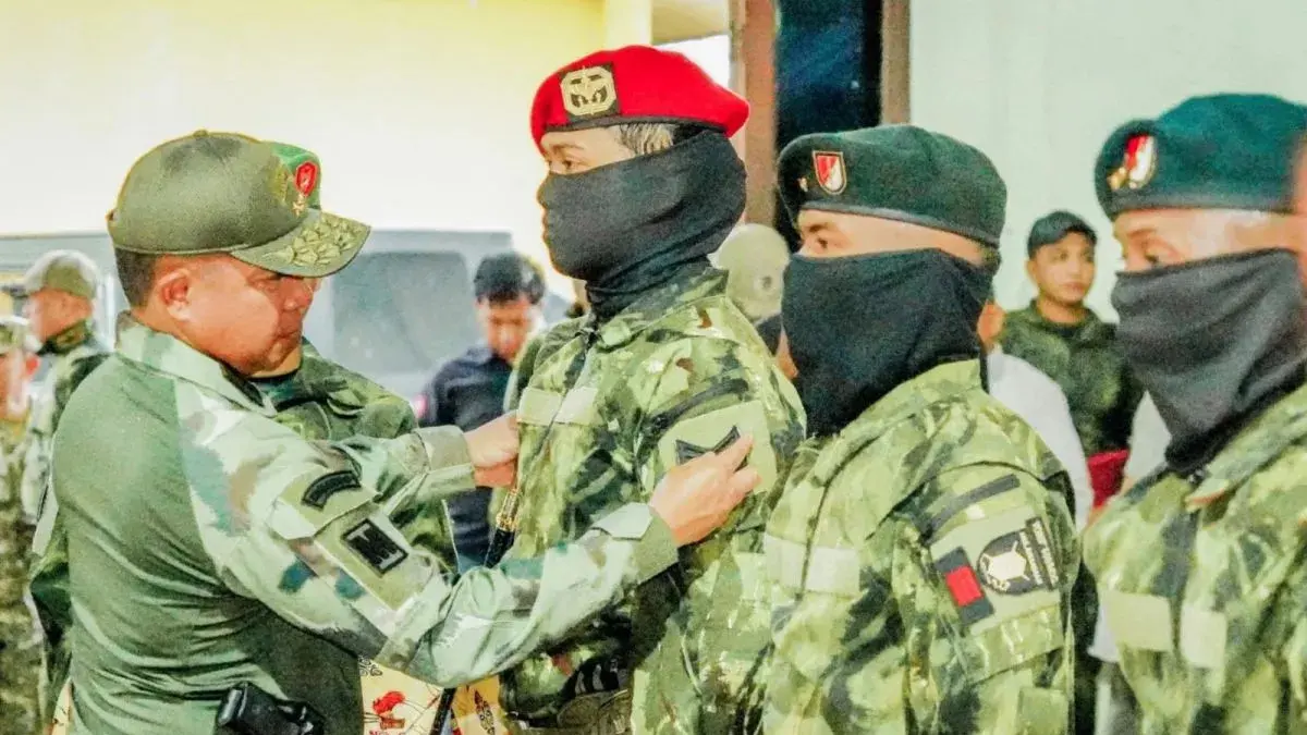 Panglima TNI Jenderal TNI Agus Subiyanto (kiri) memberikan kenaikan pangkat luar biasa kepada personelnya di markas Yonif 754/ENK Timika, Papua Tengah, Minggu (5/7/2026). (ANTARA/HO-Humas Mabes TNI)
