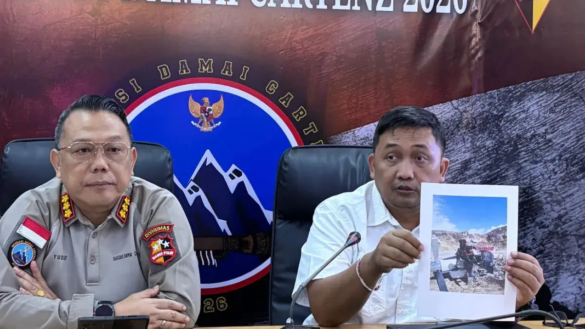 Kasatgas Humas Operasi Damai Cartenz-2026 Kombes Pol Yusuf Sutejo (kiri) dan Kasatgas Gakkum Operasi Damai Cartenz-2026 Kombes Pol I Gusti Gde Era Adhinata (kanan) memberikan keterangan pers di Mako ODC Jalan Agimuga Mile 32 Mimika, Rabu (8/7/2026). (ANTARA/Humas Satgas Operasi Damai Cartenz 2026)