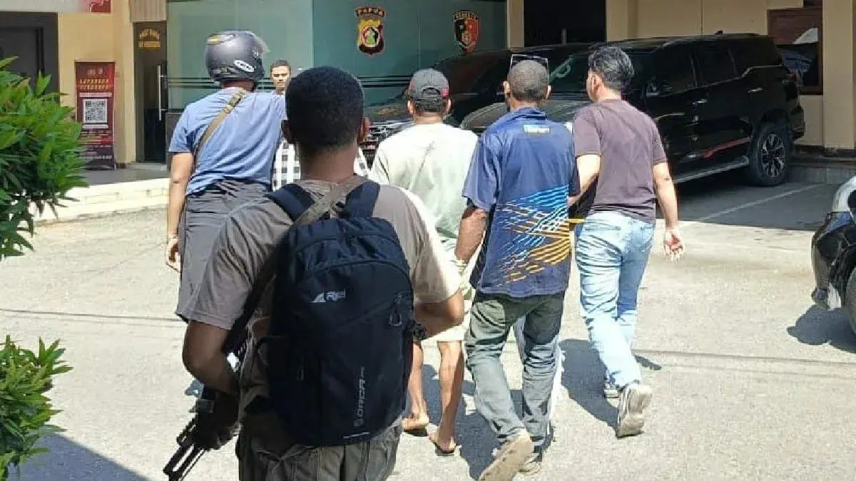 Operasi Damai Cartenz tangkap lima terduga pemasok senjata api KKB di Papua. (ANTARA/Evarukdijati)
