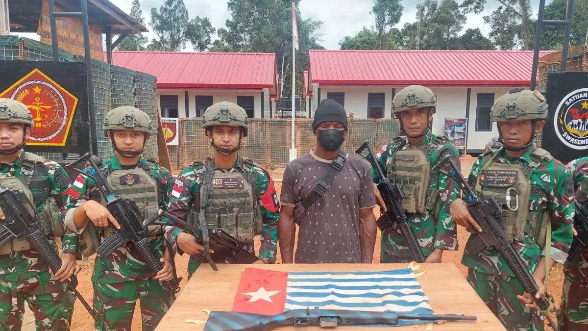Satgas Yonif 403/WP menerima anggota KKB Yujin Butiop yang menyatakan diri kembali ke NKRI dengan membawa satu pucuk senjata api rakitan di Pos TNI Rawa Busstop, Distrik Jair, Kabupaten Boven Digoel,Papua Selatan. (Antara/HO-Satgas Yonif 403/WP)