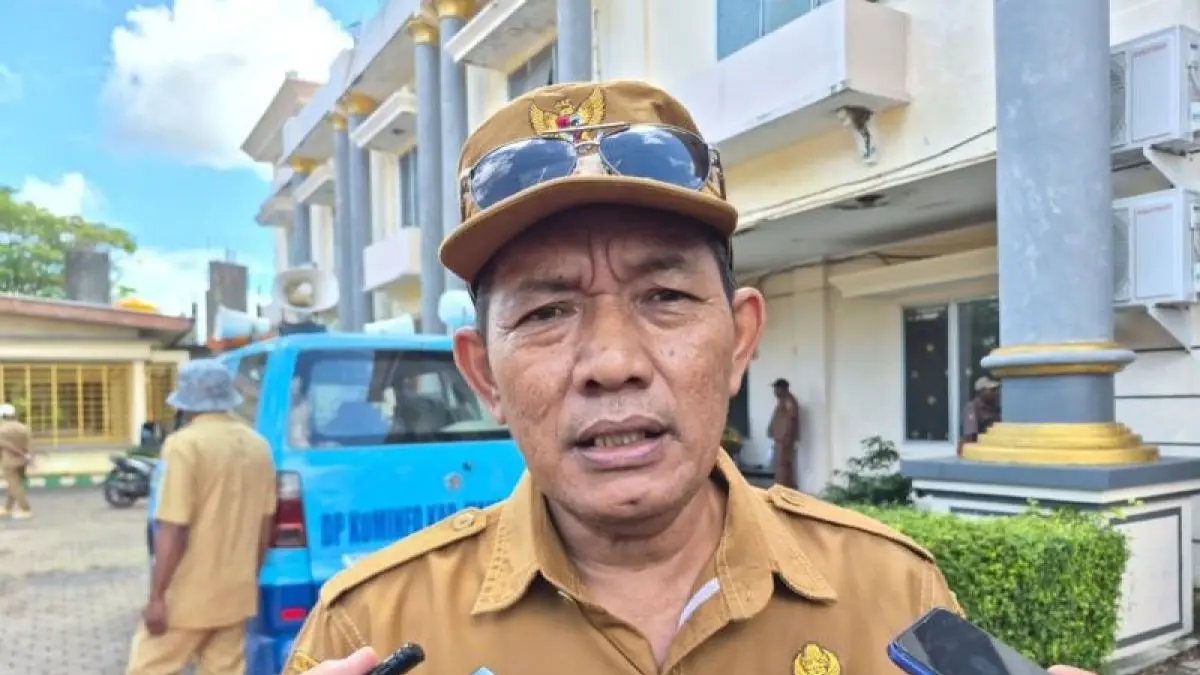 Kepala DPMK Kabupaten Manokwari Aswandi menjawab pertanyaan awak media terkait progres penyaluran Dana Desa tahap II tahun 2026 di Manokwari, Papua Barat, Selasa (14/7/2026). (ANTARA/Fransiskus Salu Weking)
