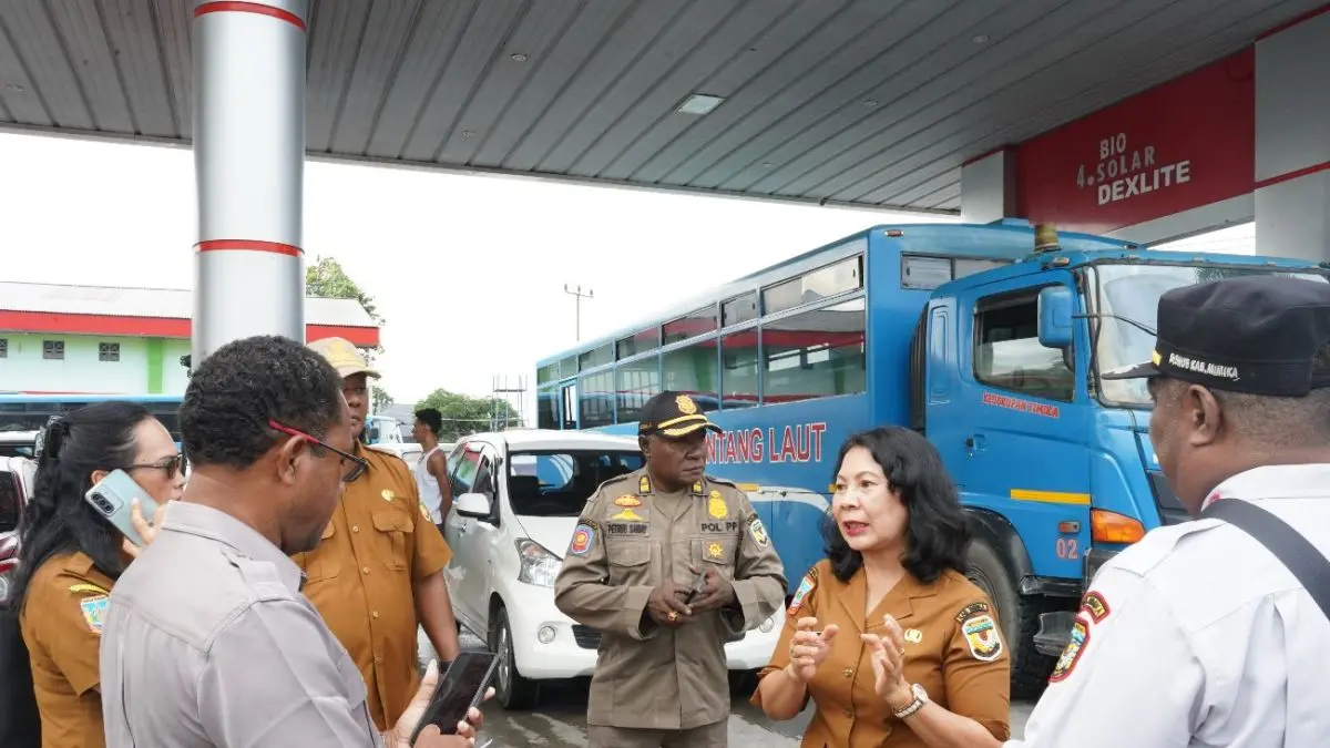 Nampak Kepala Disperindag Mimika Sabelina Fitriani (kedua dari kanan) berama dengan tim dari Samsat Mimika, Dinas Perhubungan  Mimika dan Dinas Sapol PP Mimika melaksanakan sidak ke SPBU Nawaripi, Selasa (14/7/2026). (ANTARA/Marselinus Nara)
