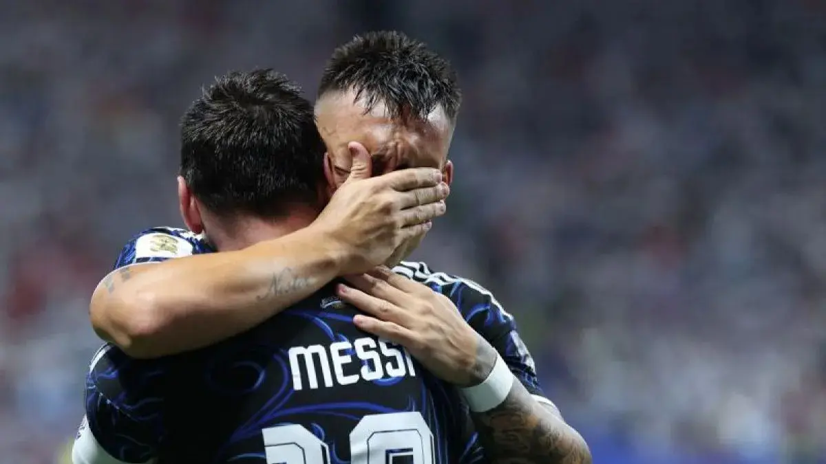 Penyerang tim nasional Argentina Lautaro Martinez (tampak muka) memeluk Lionel Messi merayakan golnya ke gawang Inggris dalam pertandingan semifinal Piala Dunia 2026 di Stadion Mercedes-Benz, Atlanta, Amerika Serikat, Rabu (15/7/2026) waktu setempat. (AFP/Thomas Coex)
