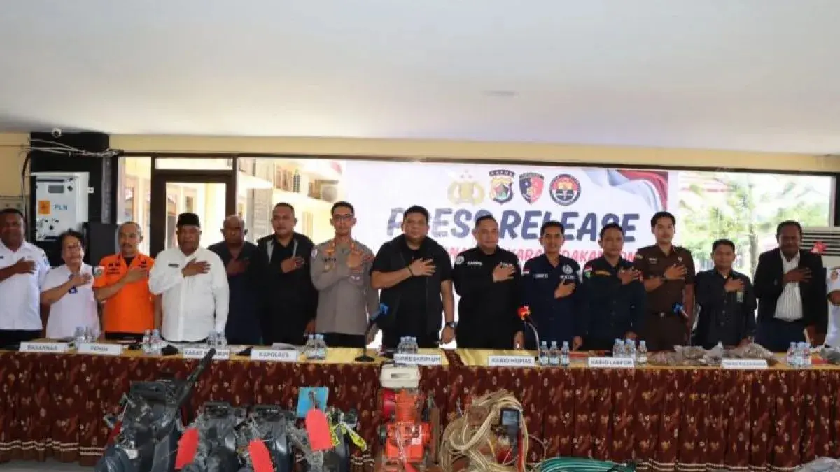Berbagai barang bukti yang diamankan dari TKP meledaknya bom peninggalan PD II di Biak yang menewaskan sembilan orang. (ANTARA/HO/Dok Polres Biak Numfor)