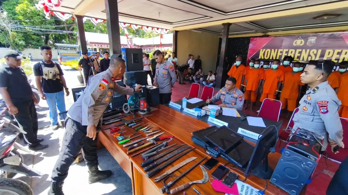 Kapolres Nabire AKBP Samuel D. Tatiratu (duduk) saat menunjukan sejumlah barang bukti kejahatan jalanan pada Konfrensi Pers di Mapolres Nabire, Rabu (15/7/2026). (ANTARA/Ali Nur Ichsan)
