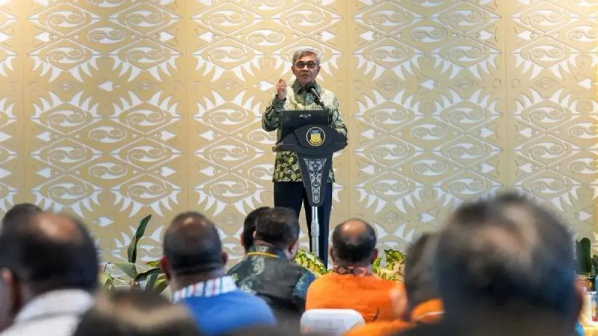 Ketua Komisi Pemberantasan Korupsi Setyo Budiyanto berbicara dalam Rapat Koordinasi Perbaikan Tata Kelola Dana Otonomi Khusus Papua di Aula Kantor Gubernur Papua, Jayapura, Kamis (16/7/2026). (Antara/HO-KPK/am)
