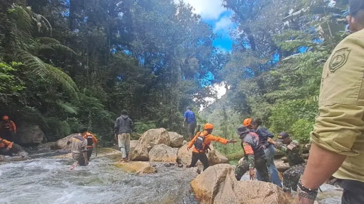 Tim SAR gabungan melakukan pencarian terhadap Yanto Idorway, presenter TVRI Papua Barat yang hanyut terseret arus sungai di kawasan wisata Air Terjun Memti, Kampung Sisrang, Kabupaten Pegunungan Arfak, Papua Barat, Minggu (19/7/2026). (Antara/HO-Kantor SAR Manokwari)